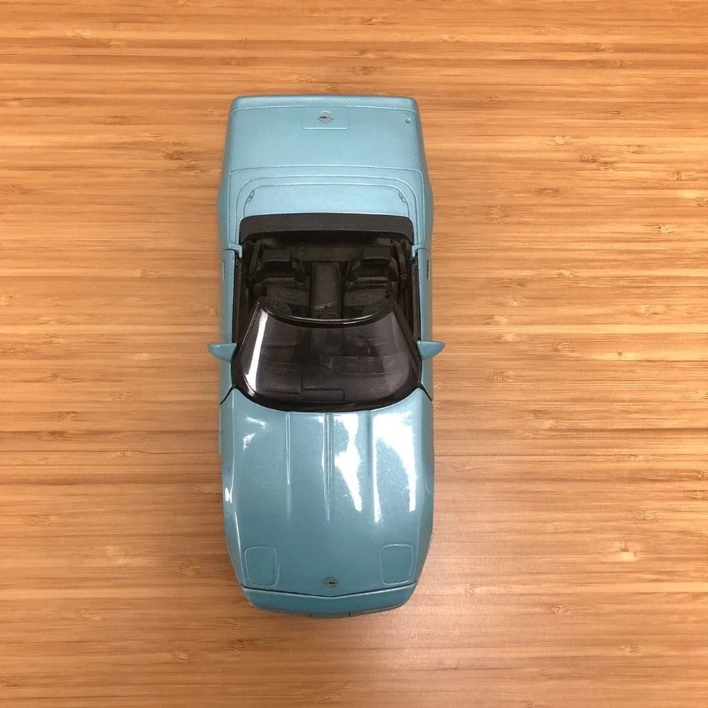 Maisto Chevrolet Corvette C4 Convertible 1/18 Scale Light Blue Diecast Model Car